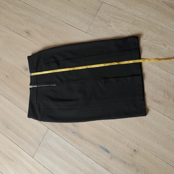 Michael Kors Elegant Black Skirt with Zipper Accents - Picture 9 of 10